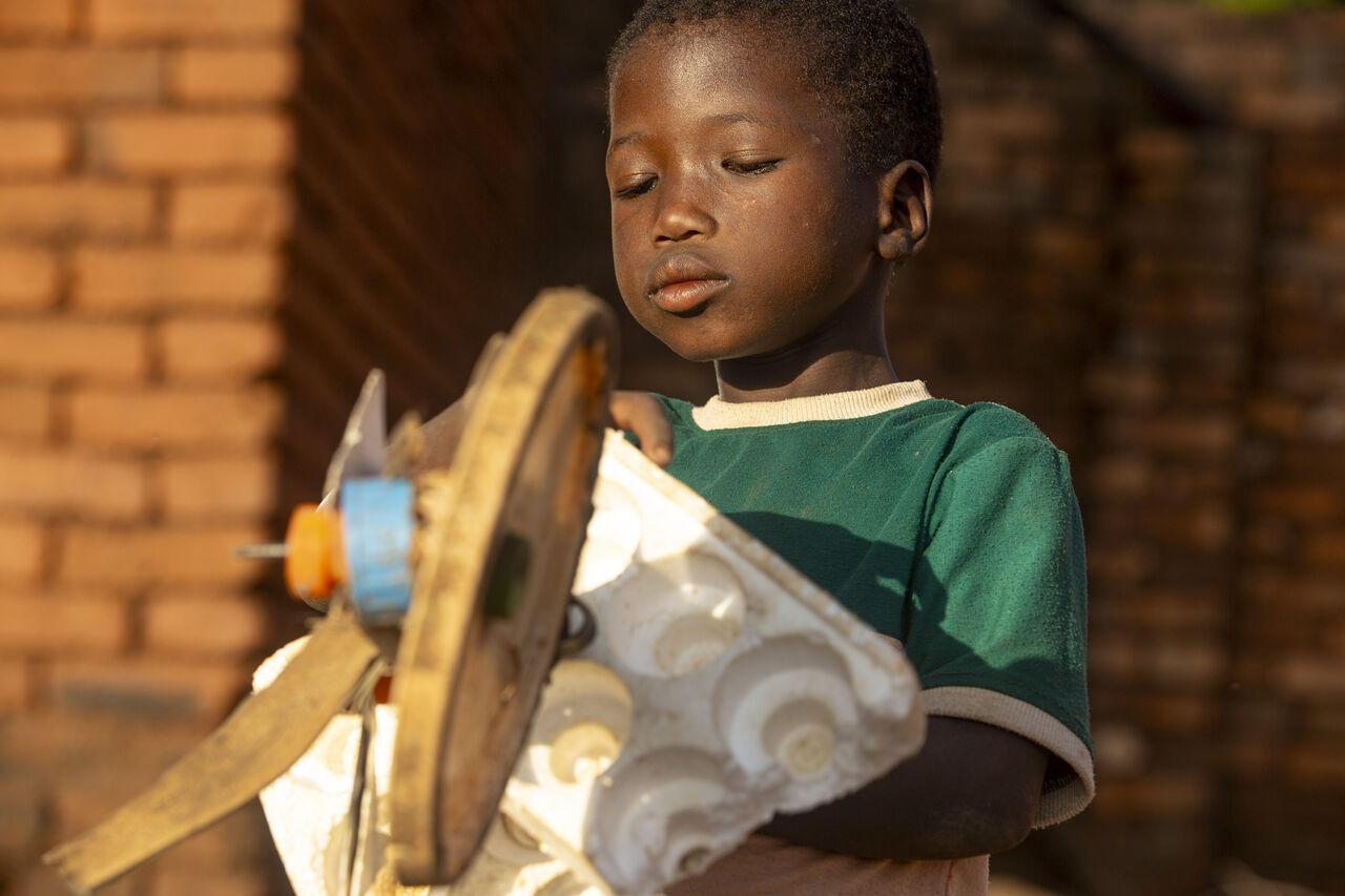 UNICEF A HERO 220