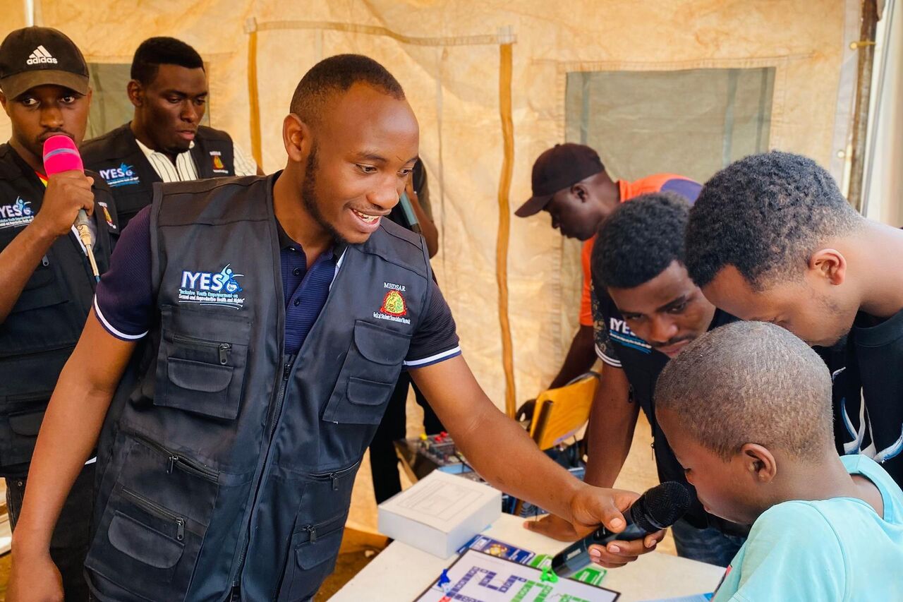 IYES volunteer facilitating interactive learning – Rwanda